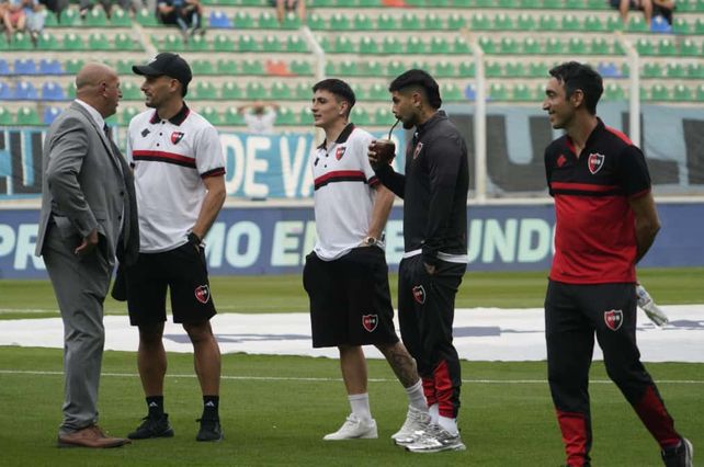 Ever Banega y el mate, en la salida de los jugadores al césped ni bien llegaron al estadio.