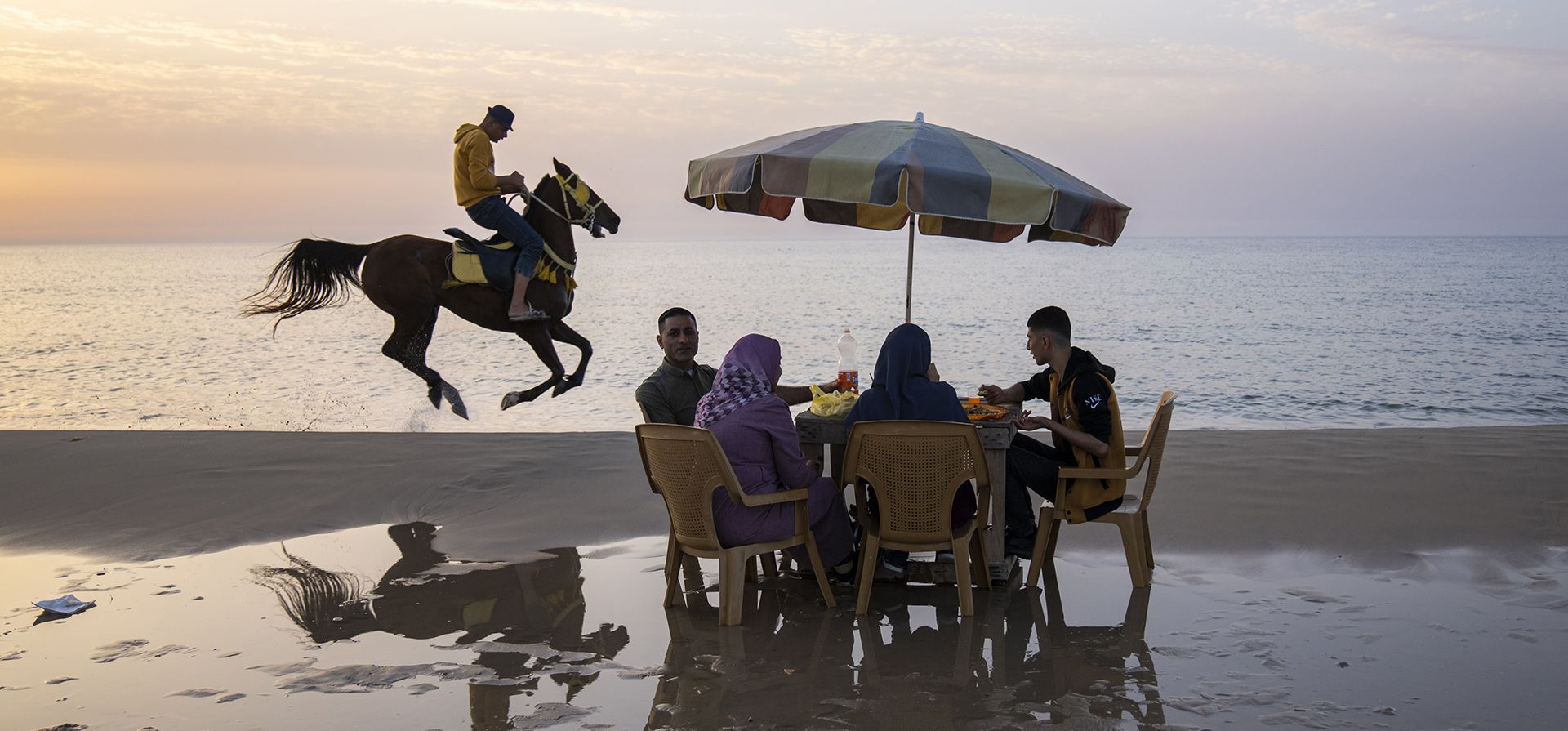 Una familia de palestinos disfrutan de su día en la playa de la ciudad de Gaza. (AP Photo/Fatima Shbair)