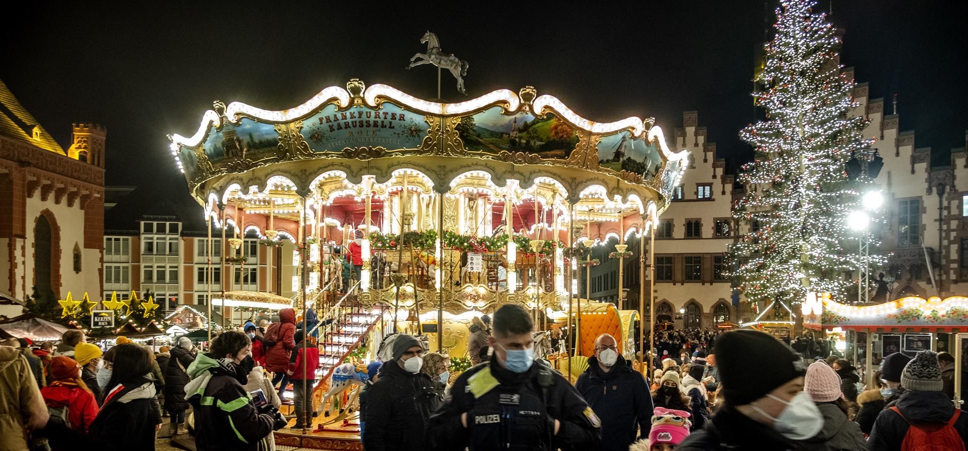 Agentes de policía alemanes pasan junto a un tiovivo el último día del mercado navideño en Frankfurt, Alemania. Foto: AP