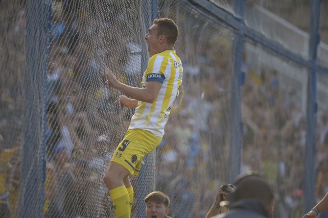 Marco Ruben ya convirtió de palomita y lo grita con locura frente a los hinchas. Se había transformado en el goleador histórico.