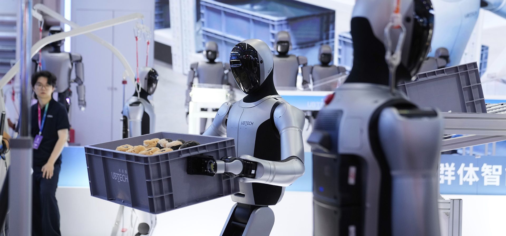 Un robot humanoide levanta una caja en el primer día de la Conferencia Mundial de Robótica 2025 en Beijing, China, el viernes 8 de agosto de 2025. (Foto AP/Mahesh Kumar A.) Un robot humanoide levanta una caja en el primer día de la Conferencia Mundial de Robótica 2025 en Beijing, China, el viernes 8 de agosto de 2025. (Foto AP/Mahesh Kumar A.)