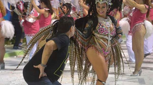 Diego Maradona se dio una vuelta por el carnaval de Corrientes y la rompió bailando