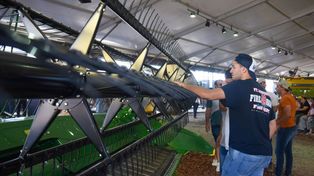 Además de las 21 máquinas en exposición, 13 de John Deere, 5 de PLA y 3 de la línea de construcciónen el stand de John Deere en Expoagro los visitantes van a encontrar el Operations Center y el Centro de Soluciones Conectadas.