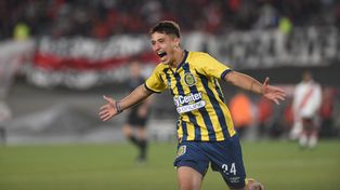 Alejo Veliz tuvo una noche soñada en el Monumental. Hizo dos y le anularon el tercero.