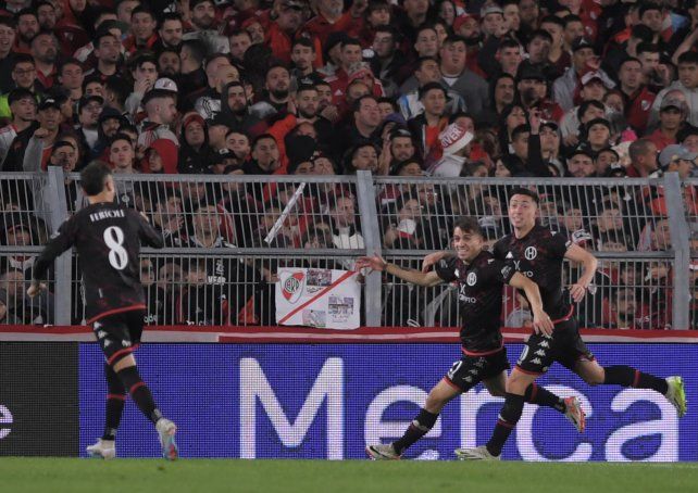 Huracán sorprendió a River en el Monumental.