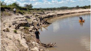 Se tiró al río para escapar de un control de tránsito y murió ahogado