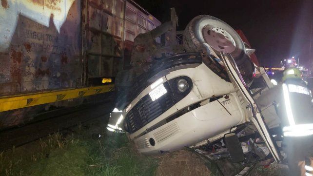 Un tren arrolló un camión en San Lorenzo: hay un muerto y dos heridos