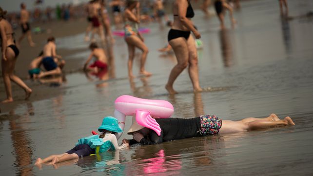 Inusual. Calor extremo en una poblada playa de la costa de Bélgica