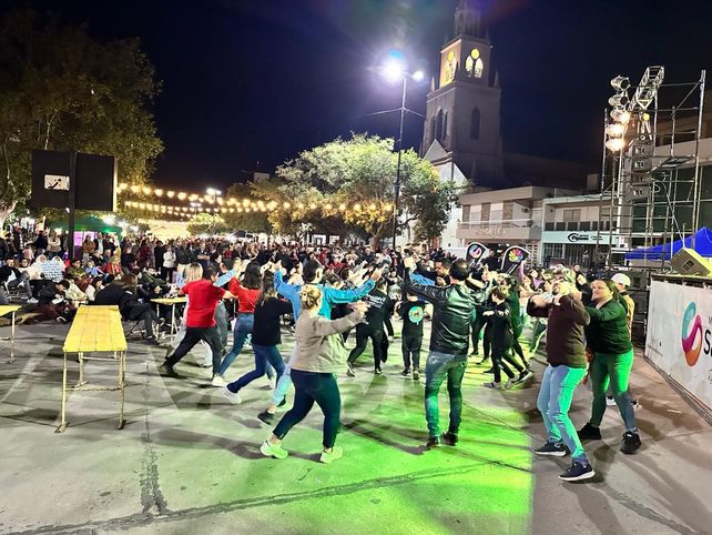 La peña folclòrica que se realizó el martes convocó a cientos de personas que bailaron y cantaron en las calles sanjorgenses.