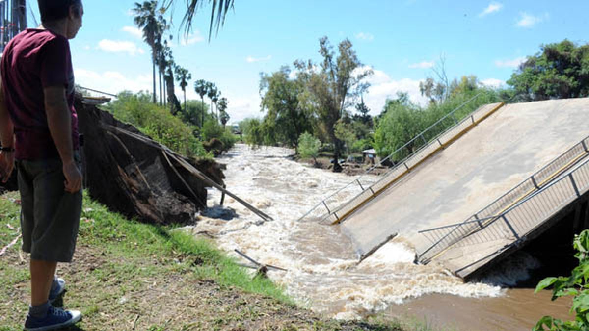 Cayó el puente que unía a las ciudades de San Lorenzo y Puerto General ...