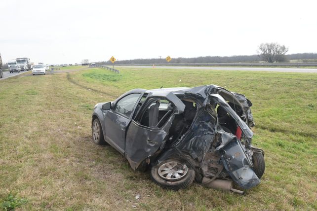 Dos sobrevivientes del choque en la autopista continúan en estado grave
