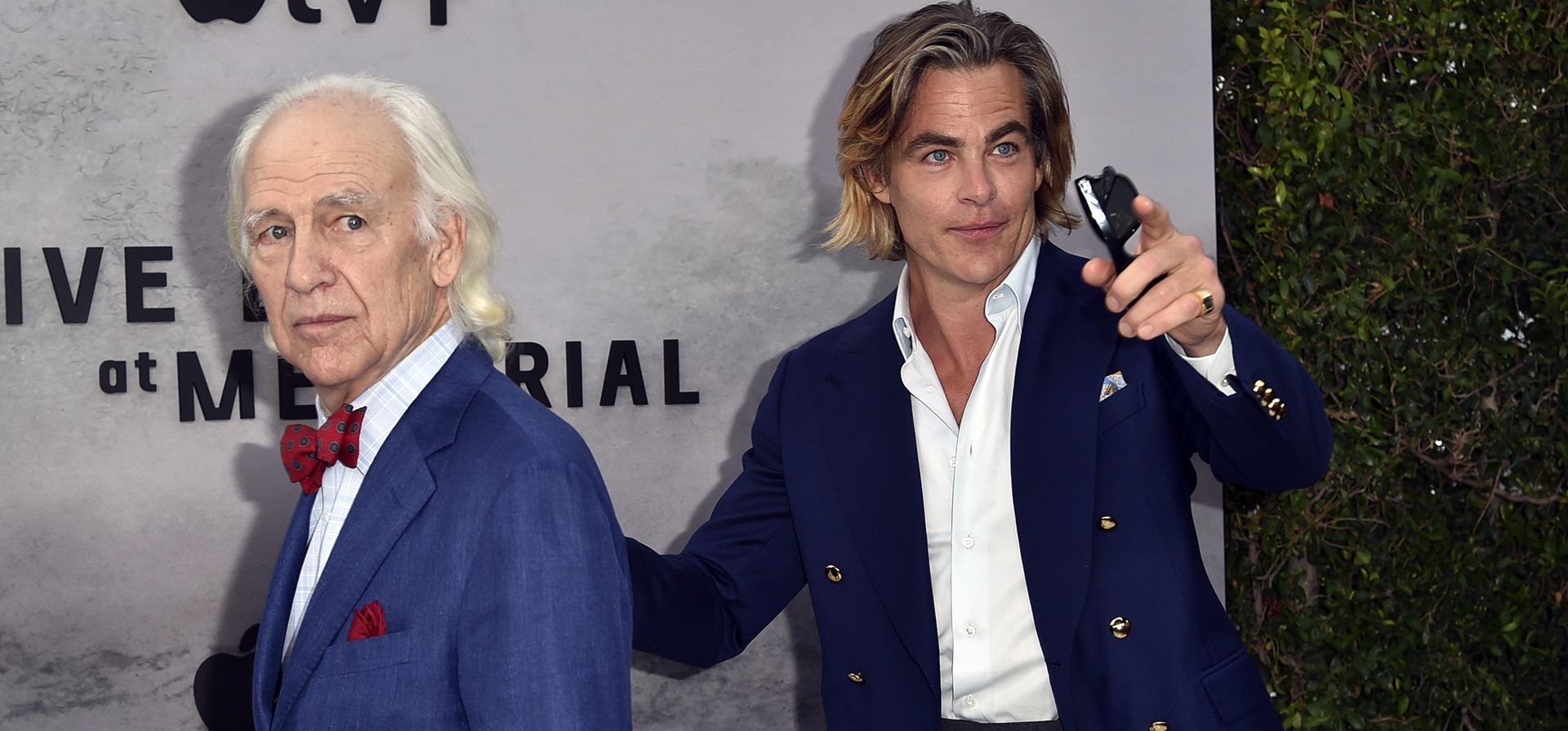 Robert Pine y Chris Pine llegan al estreno de