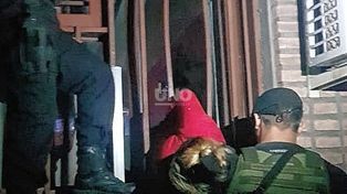 La joven embarazada quedó trabada en las rejas de una ventana.