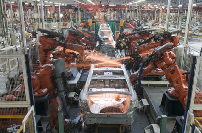 Piso. La producción industrial repunta desde niveles muy bajos.