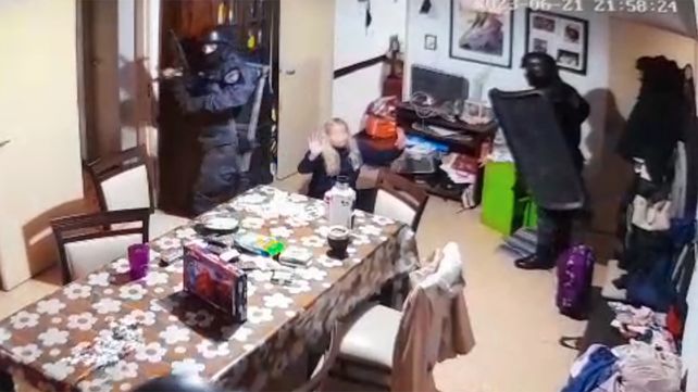 La policía irrumpe en una casa de Ayacucho al 2200 y los niños se esconde bajo de la mesa. 
