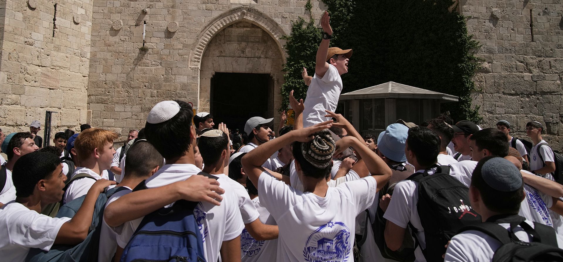 Jóvenes israelíes celebran en la Puerta de Damasco antes de una marcha conmemorativa del Día de Jerusalén, una festividad israelí que celebra la captura de Jerusalén Este en la guerra de Oriente Medio de 1967, en la Ciudad Vieja de Jerusalén, el jueves 14 de mayo de 2026. (Foto AP/Leo Correa) Jóvenes israelíes celebran en la Puerta de Damasco antes de una marcha conmemorativa del Día de Jerusalén, una festividad israelí que celebra la captura de Jerusalén Este en la guerra de Oriente Medio de 1967, en la Ciudad Vieja de Jerusalén, el jueves 14 de mayo de 2026. (Foto AP/Leo Correa)