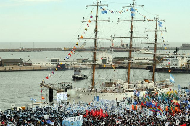 La Fragata Libertad llegó al puerto donde la saludó la fanfarria K