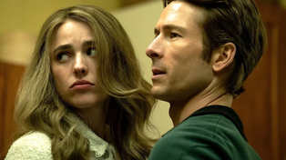 Glen Powell y Margaret Qualley protagonizan una de las pelìculas que se incorpora a las carteleras de cine de Rosario