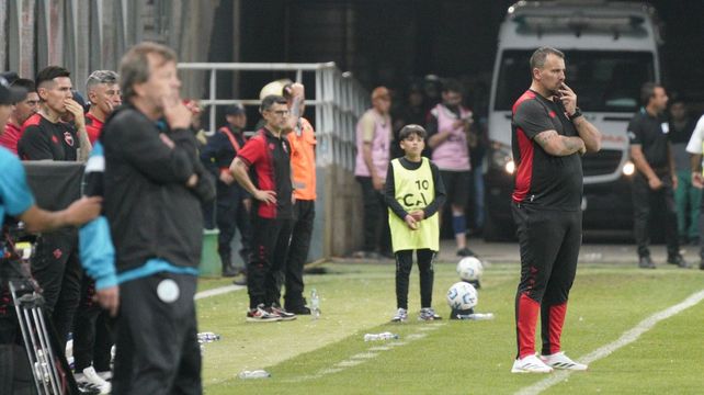 Cristian Fabbiani pensativo y sin ideas para revertir otro de los momentos más difíciles de Newells.&nbsp;