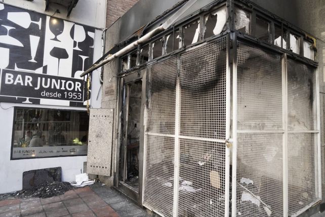 La sede de Central fue atacada con bombas molotov y el custodio resultó herido.