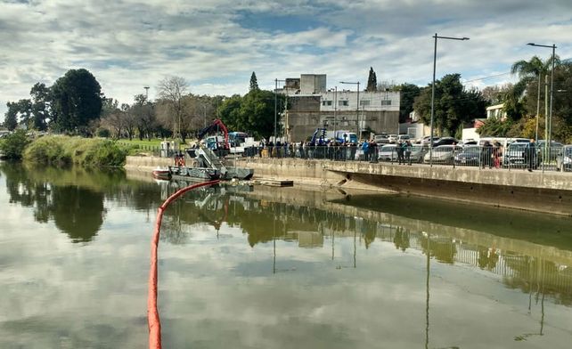 Probaron la máquina flotante que limpiará el arroyo Ludueña