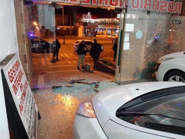 Feroz ataque a balazos a una concesionaria de autos en Rondeau al 4100: murió una mujer