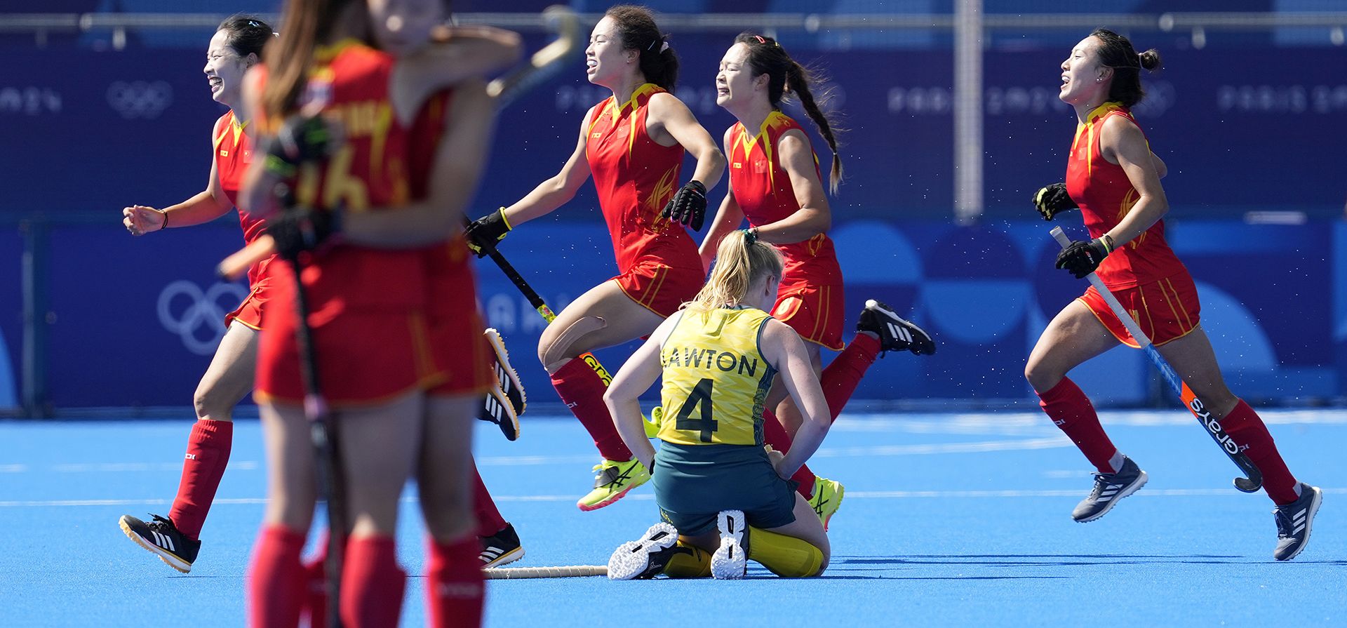 Jugadoras chinas celebran tras su victoria contra Australia en el partido de cuartos de final de hockey sobre césped femenino en el estadio Yves-du-Manoir durante los Juegos Olímpicos de Verano de 2024, el lunes 5 de agosto de 2024, en Colombes, Francia. (Foto AP/Anjum Naveed) Jugadoras chinas celebran tras su victoria contra Australia en el partido de cuartos de final de hockey sobre césped femenino en el estadio Yves-du-Manoir durante los Juegos Olímpicos de Verano de 2024, el lunes 5 de agosto de 2024, en Colombes, Francia. (Foto AP/Anjum Naveed)