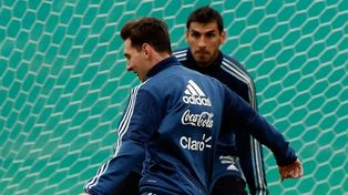 El Patón Guzmán compartió plantel en la selección junto a Lionel Messi.