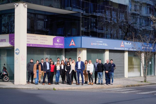 Parte del equipo de Segrup Seguridad en su casa central sobre Cochabamba al 1000.