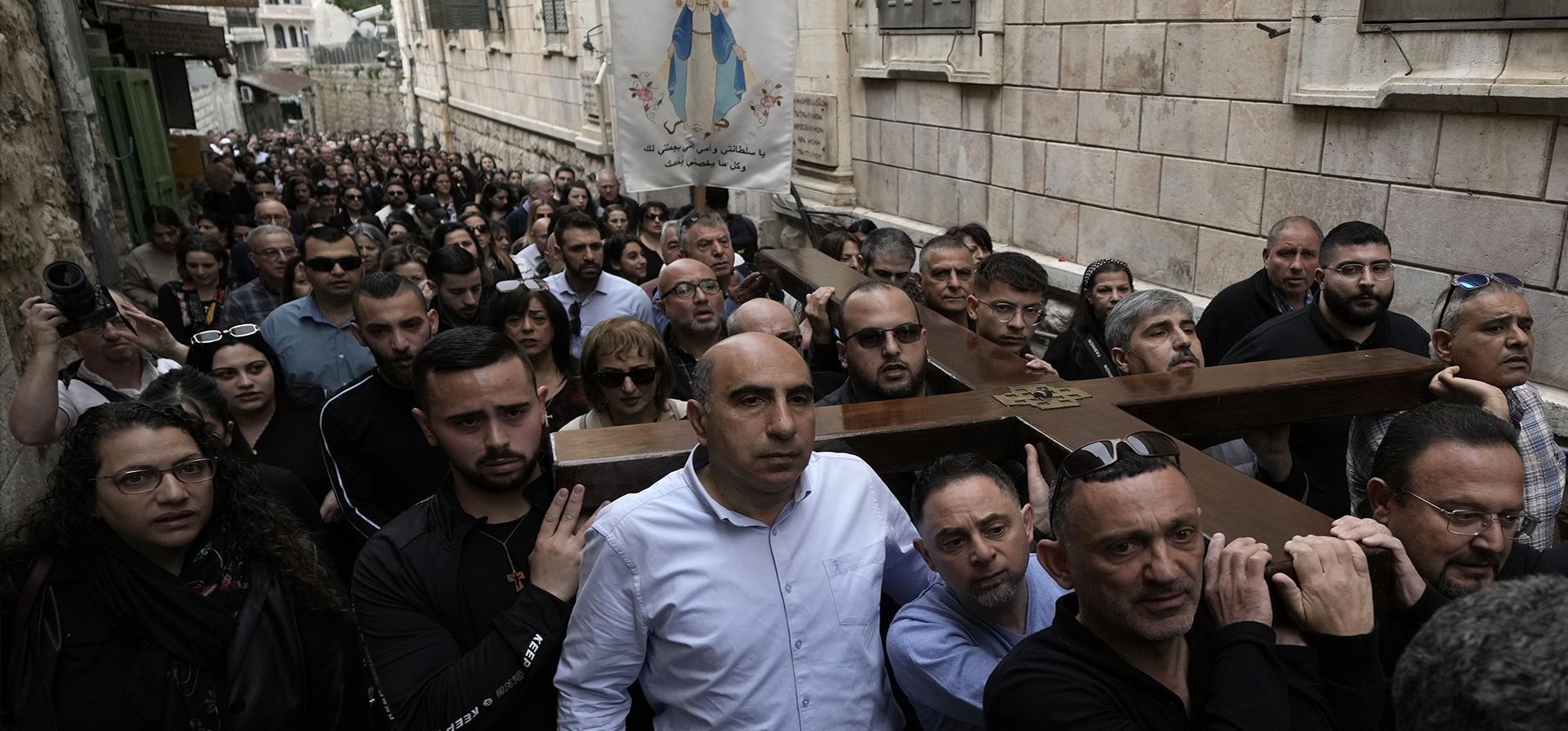 Cristianos caminan en la procesión del Vía Crucis que conmemora el último día de Jesucristo, el Viernes Santo, en la Ciudad Vieja de Jerusalén, el viernes 29 de marzo de 2024. (Foto AP/Leo Correa) Cristianos caminan en la procesión del Vía Crucis que conmemora el último día de Jesucristo, el Viernes Santo, en la Ciudad Vieja de Jerusalén, el viernes 29 de marzo de 2024. (Foto AP/Leo Correa)