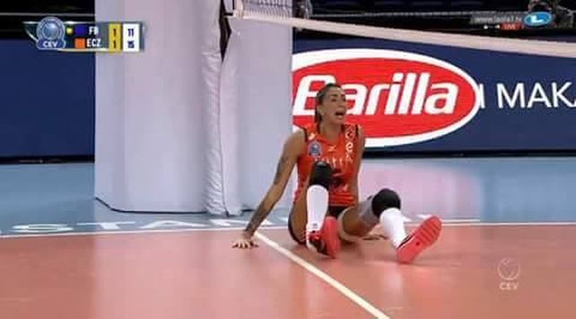 Terrible lesión de jugadora de vóley generó pánico e hizo llorar a todos