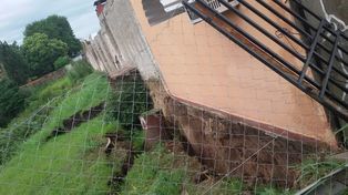 Su casa está a punto de derrumbarse tras las lluvias torrenciales