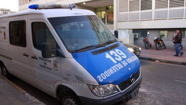 Intentó atacar a su ex durante un acto escolar de su hijo