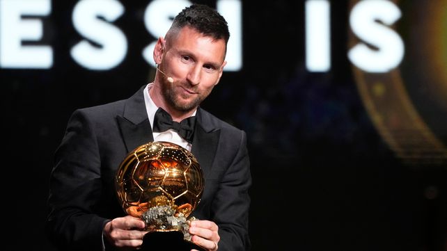 Lionel Messi muestra orgulloso el balón de Oro.