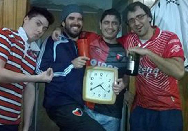 Gonza Pintos mandó la foto de su grupo de amigos en la peña.