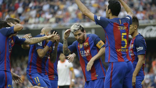 Messi se cubre de los botellazos y luego reaccionará insultando a la hinchada del Valencia