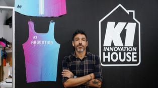 El rosarino Lucas Bautista lleva adelante su propio emprendimiento de indumentaria deportiva.