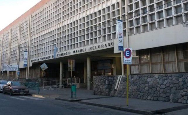 Va a juicio por difundir imágenes de sus compañeras desnudas creadas con IA