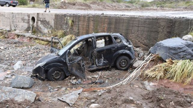 El auto donde viajaba la familia quedó destruido (Imagen: MDZ).