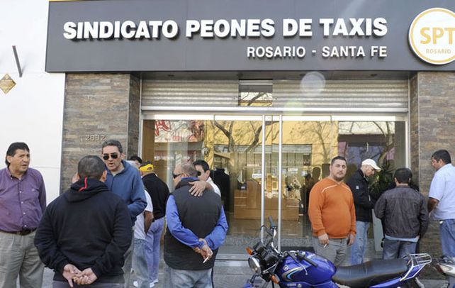 En pie de guerra. Los peones se concentraron ayer en la sede gremial y luego de una asamblea lanzaron el paro que ahora se intenta desactivar.