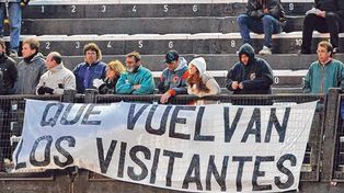 Un reclamo repetido. Es habitual observar en las diferentes tribunas las banderas que reflejan el pedido de los hinchas visitantes para volver a los estadios.&nbsp;