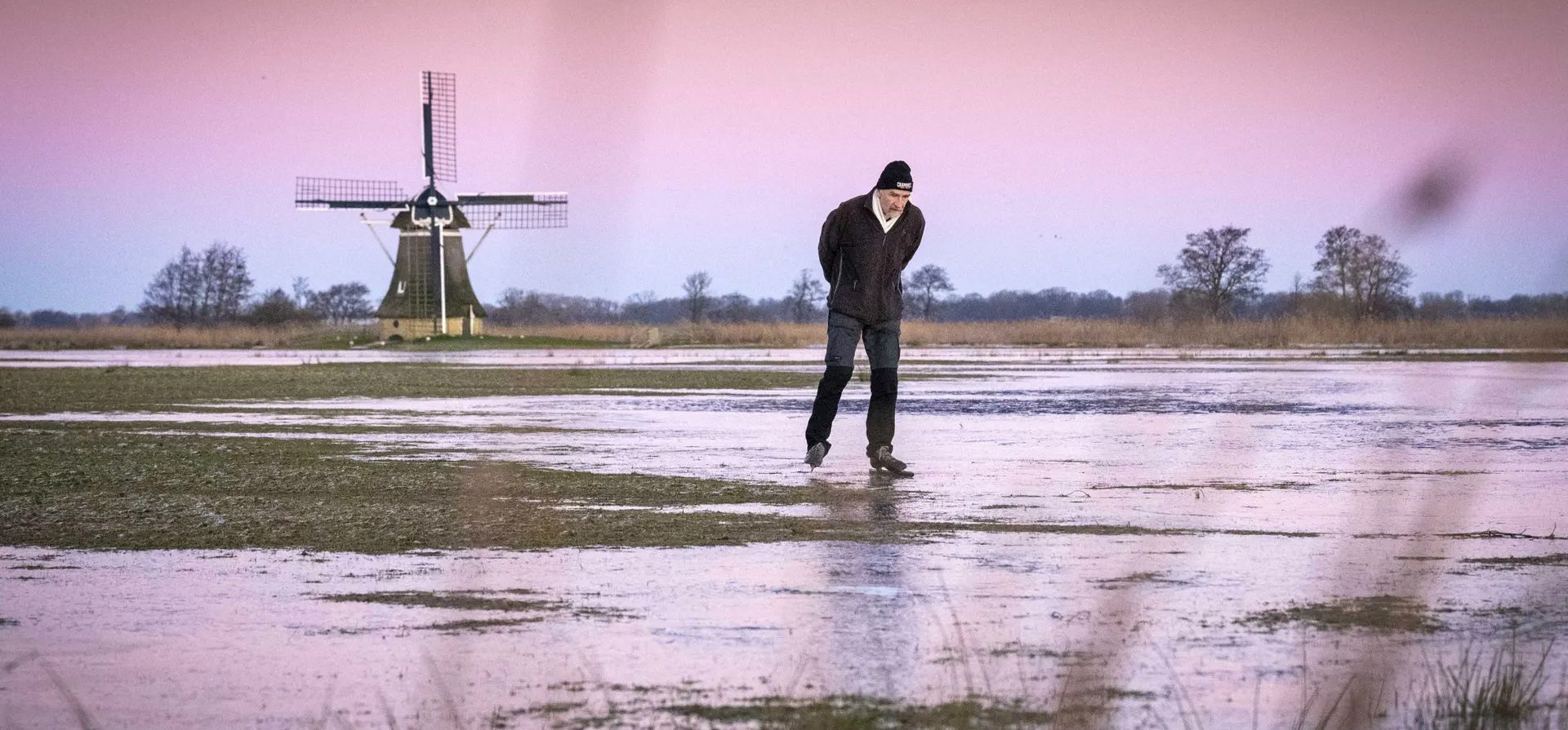 Un hombre patina sobre praderas heladas e inundadas en el pólder de Ryptsjerkster, Países Bajos. Fotografía: Jilmer Postma/EPA Un hombre patina sobre praderas heladas e inundadas en el pólder de Ryptsjerkster, Países Bajos. Fotografía: Jilmer Postma/EPA