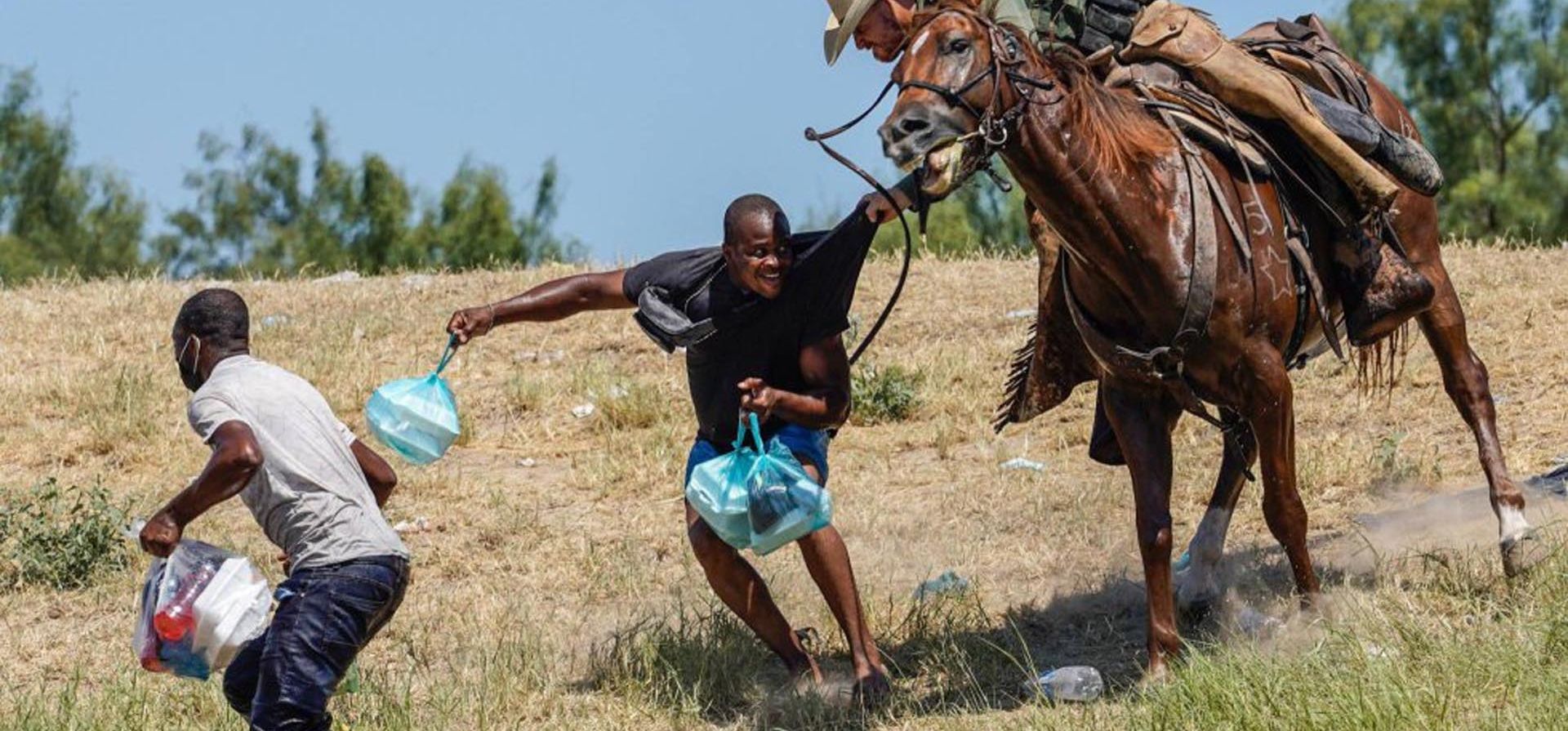 Un agente de la Patrulla Fronteriza de Estados Unidos a caballo intenta evitar que un migrante haitiano ingrese a un campamento a orillas del Río Grande cerca del Puente Internacional Acuña del Río en Del Río, Texas, el 19 de septiembre. Foto: AFP