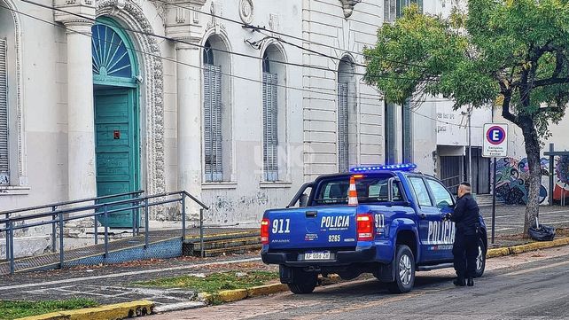 Custodia policial frente al colegio Almirante Brown