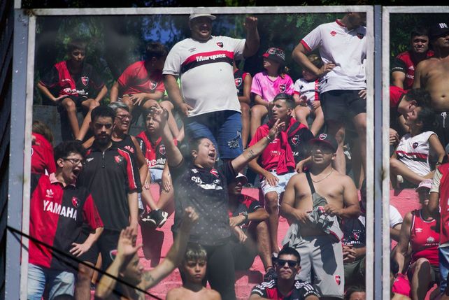 La hinchada no se guardó nada a la hora de apoyar al equipo en la cancha.