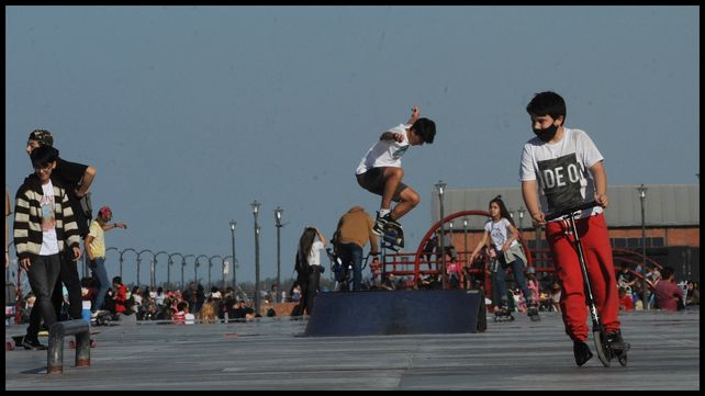 La explanada del parque España fue el lugar elegido para patinar o andar en bici.