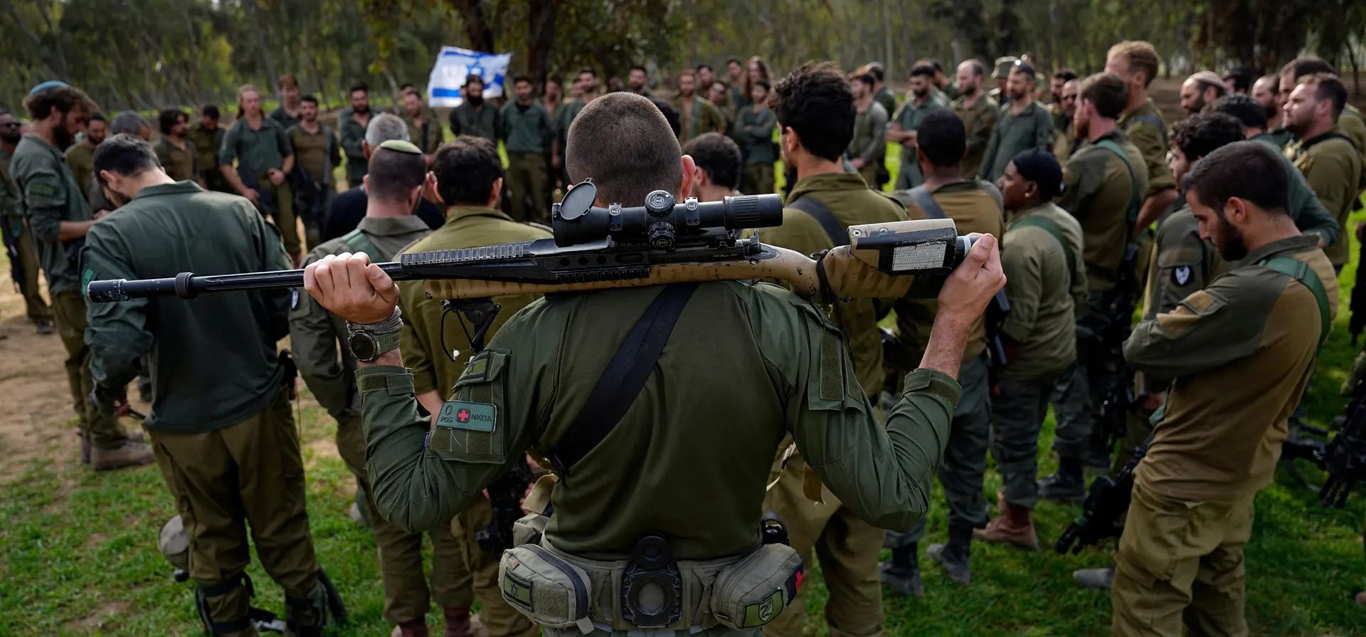 Soldados son informados en un área de preparación después de los combates en la Franja de Gaza, sur de Israel. Fotografía: Ariel Schalit/AP Soldados son informados en un área de preparación después de los combates en la Franja de Gaza, sur de Israel. Fotografía: Ariel Schalit/AP