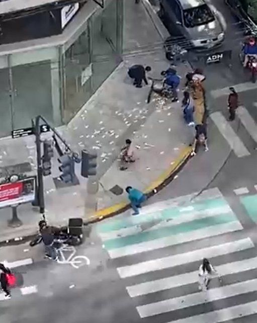 Lluvia de billetes: intentaron robarle la mochila y el dinero voló por los aires