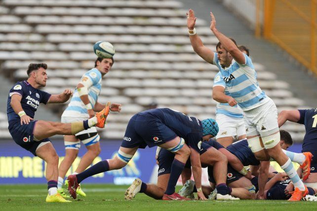 El escocés Ben White patea mientras Franco Molina intenta tapar el kick. FOTO AP.