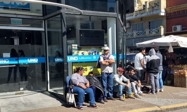 Madrugadores: Fanáticos del TC esperan para canjear sus cupones por una entrada